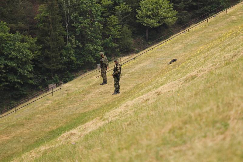 Příslušníci Aktivních záloh AČR nacvičovali na přehradě Švihov na Želivce ochranu strategických objektů.