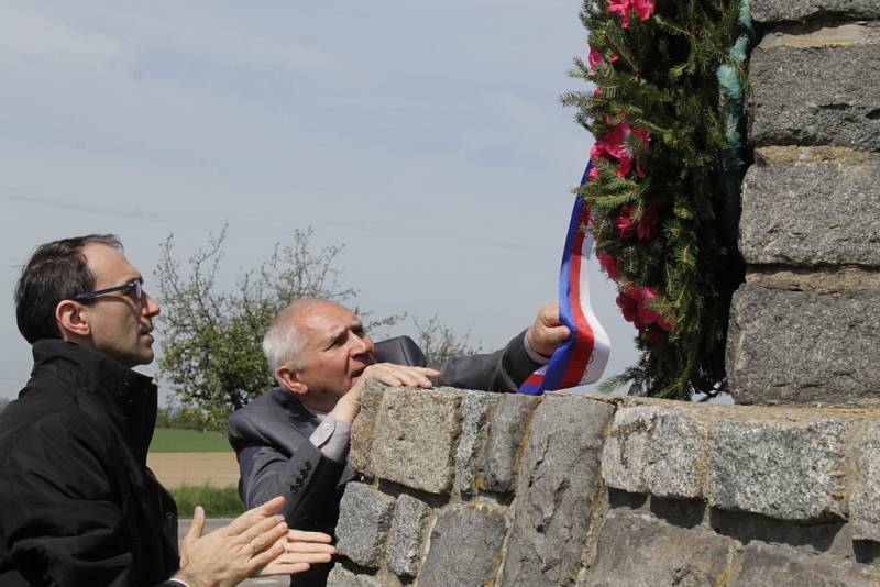 Pomník u Dobříčkova má po letech na svém vrcholu pěticípou hvězdu.