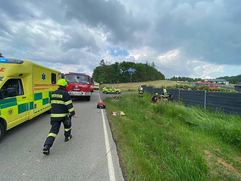 Ze srážky auta s motocyklem u Kunic 6. června 2021.