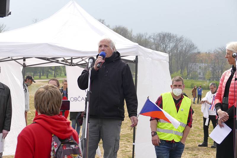 Demonstrace na Letné byla věnována rodině a právům dětí navštěvovat školu bez testování na covid a jiných podmínek s nim spojených.