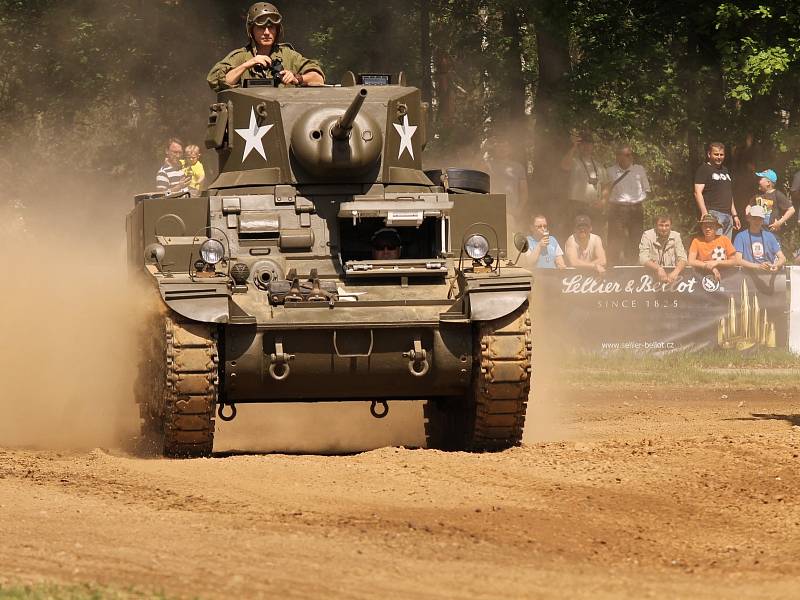 Vojenské technické muzeum se opět po roce velkolepě otevřelo veřejnosti. Dvacátou druhou sezonu zahájil průlet letounů i ukázka bitvy u Zborova.