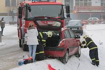 Auto uvízlé na obrubníku u benešovského kina.