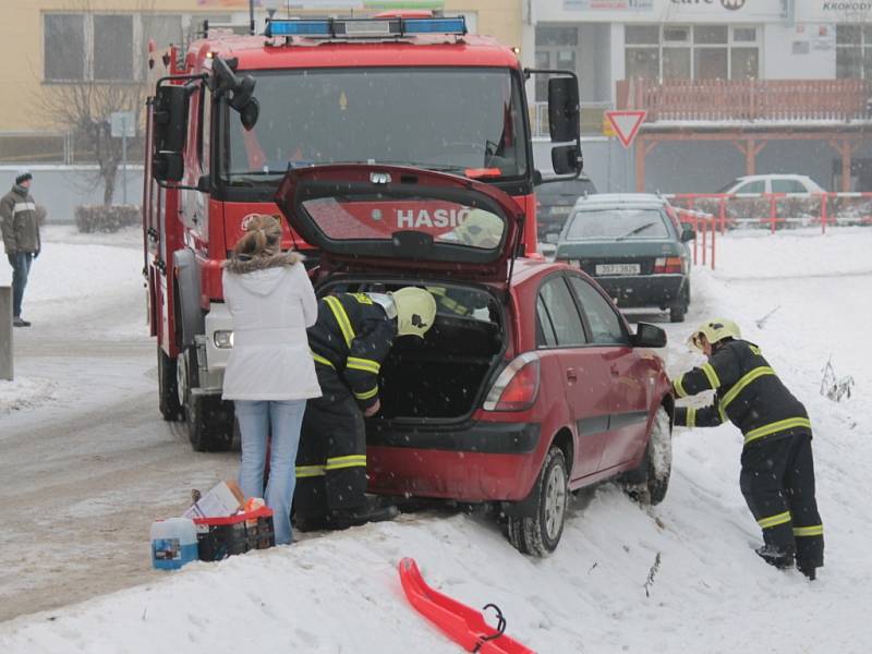 Auto uvízlé na obrubníku u benešovského kina.