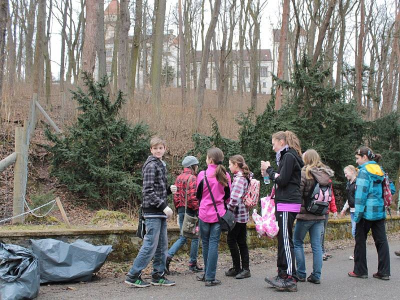 Školáci ze ZŠ Dukelská uklízeli zámecký park.
