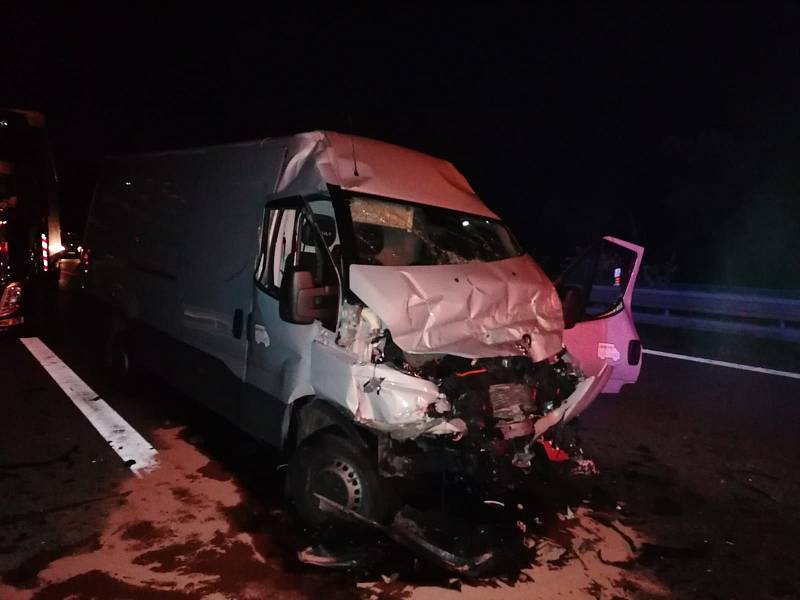 Na dálnici D1 došlo v noci na úterý ke třem nehodám, při kterých zemřely dvě osoby