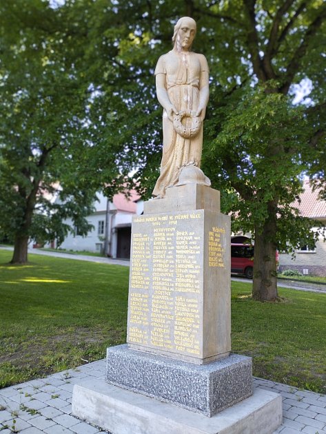 Pomník obětem 1. světové války připomíná neustupovské padlé. Autorem sochy z pískovce je táborský sochař František Kareš.