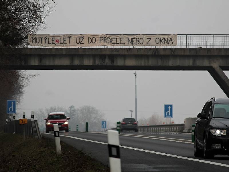 Na mostě nad silnicí I/3 nedaleko Senohrab se ve středu 3. března 2021 objevil vzkaz premiérovi.