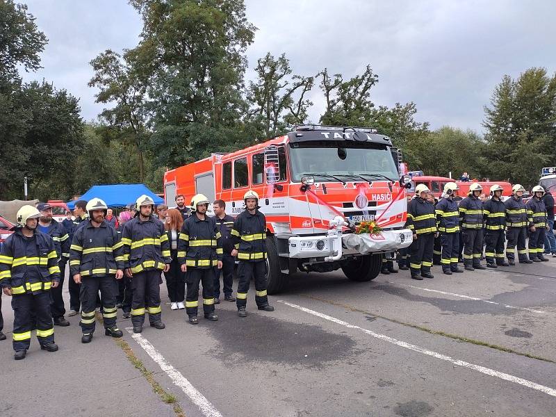 Dobrovolní hasiči z Pecerad převzali nové zásahové vozidla Tatra.
