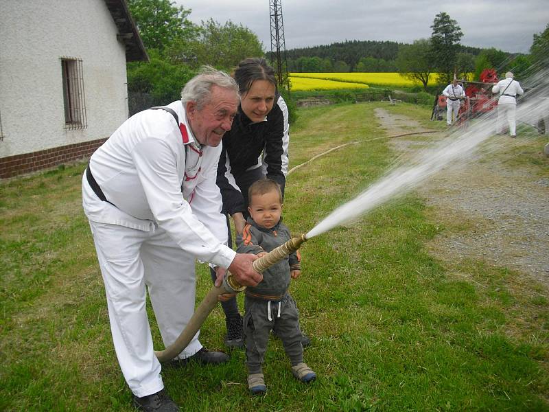 Drahý kov rýžovali účastníci Cesty za zlatem v připravených kádích.