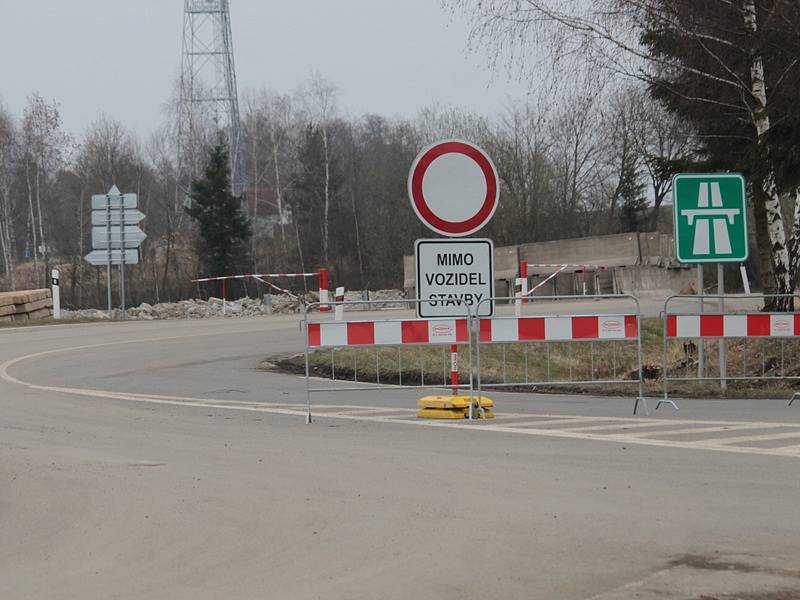 Silnici z Vlašimi do Kácova chybí most přes dálnici D1. Nový postaví do prosince.