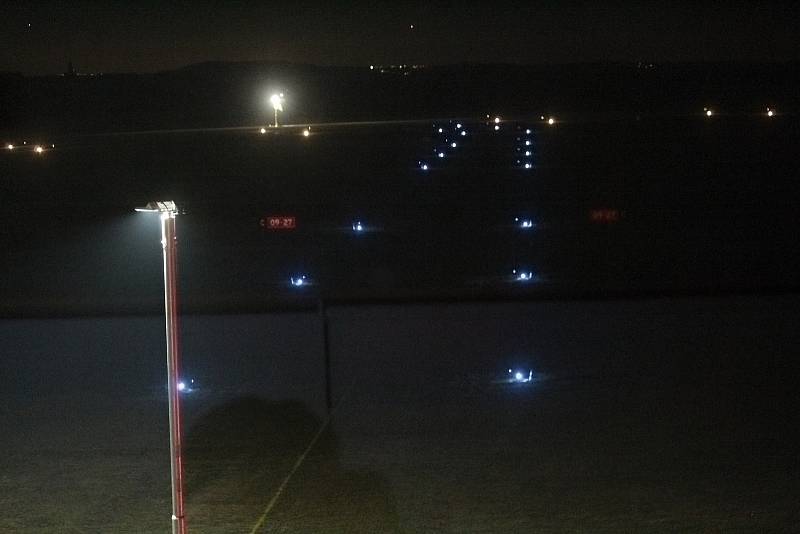 Zkouška systému osvětlení drah na Letišti Benešov.