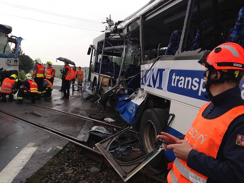 Střet autobusu a vlaku na železničním přejezdu u obce Struhařov 14. června 2020