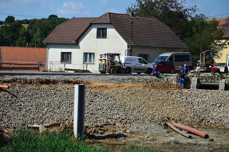 Rekonstrukce Pivovarského rybníka jde do finále, i když stavební povolení má akce až do května příštího roku. Snímek zachycuje situaci 3. září 2021.