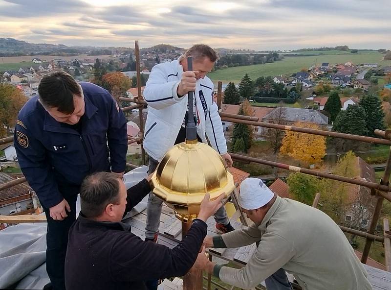 Vzkaz pro budoucí generace čeká ve dvou měděných schránkách umístěných ve zlacené makovici věže kostela Všech svatých v Olbramovicích. Do schránek ho vložil starosta obce Ivan Novák.