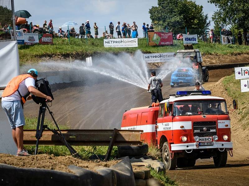 Mistrovství Zóny střední Evropy v autokrosu se uskutečnilo o víkendu 14. a 15. července v Poříčí nad Sázavou. O dramatické situace a kolize nebyla nouze.