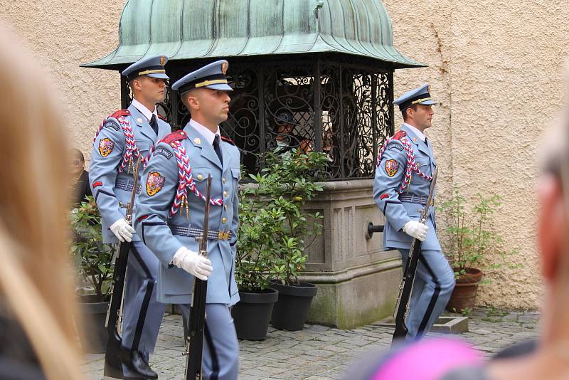 Komentovaná přehlídka Hradní stráže na Konopišti měla u návštěvníků velký ohlas.