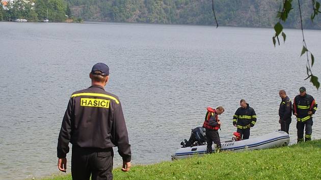 Výcvik profesionálních hasičů na Slapské přehradě.