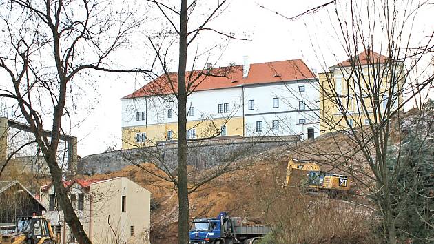 To byl amfiteátr ve Vlašimi. I promítací plocha s plátnem, pro níž už není využití,  padne. Obnoví se tak výhled na zámek a z jeho terasy pohled do údolí řeky Blanice. 