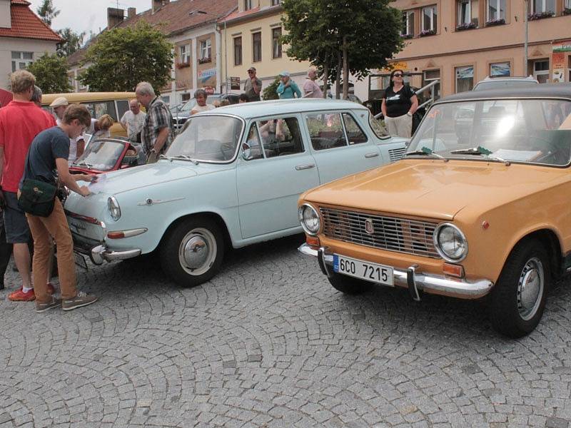 Historická vozidla začala na votické Komenského náměstí najíždět v sobotu po půl dvanácté.