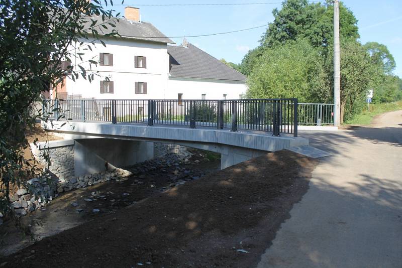 Výstavba mostů a opěrné zdi v Bedrči. 