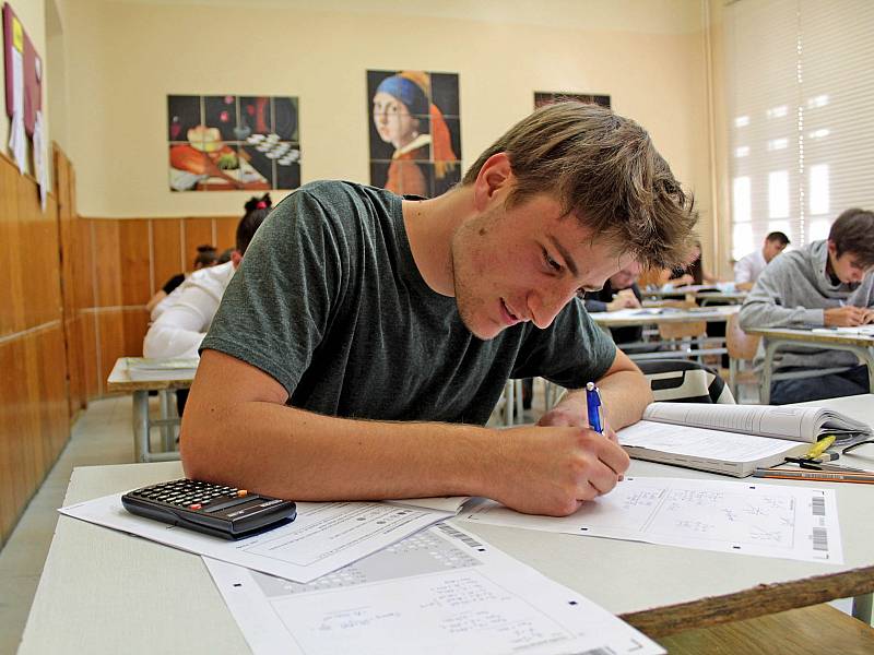 Maturitní písemný test z matematiky na Gymnáziu Benešov.