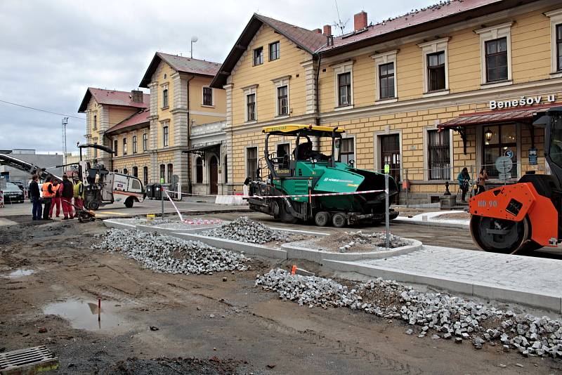 Stavba okružní křižovatky mezi Nádražní a Tyršovou ulicí v Benešově.