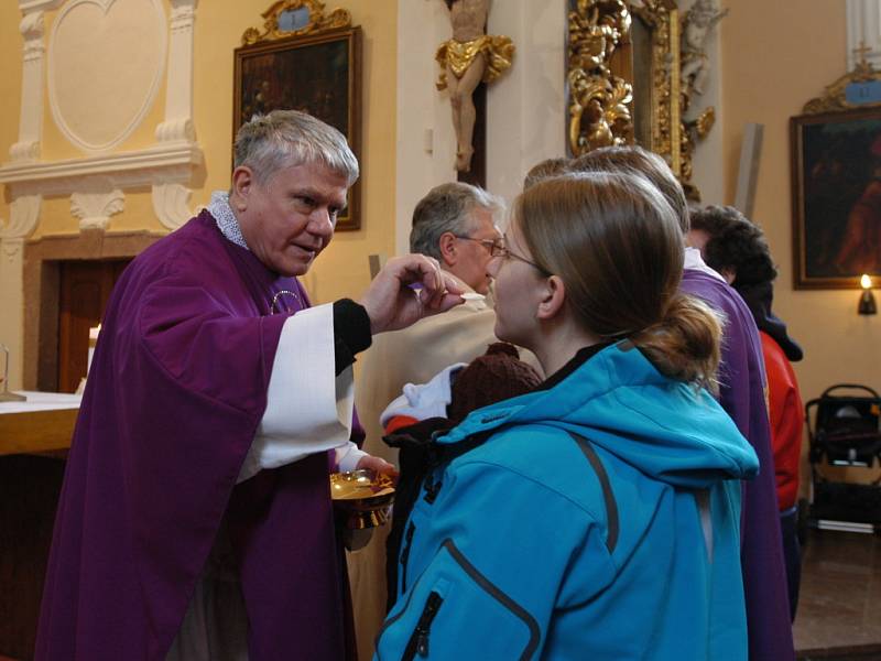 Biskup Václav Malý celebroval nedělní mši v kostele sv. Bartoloměje v Divišově.