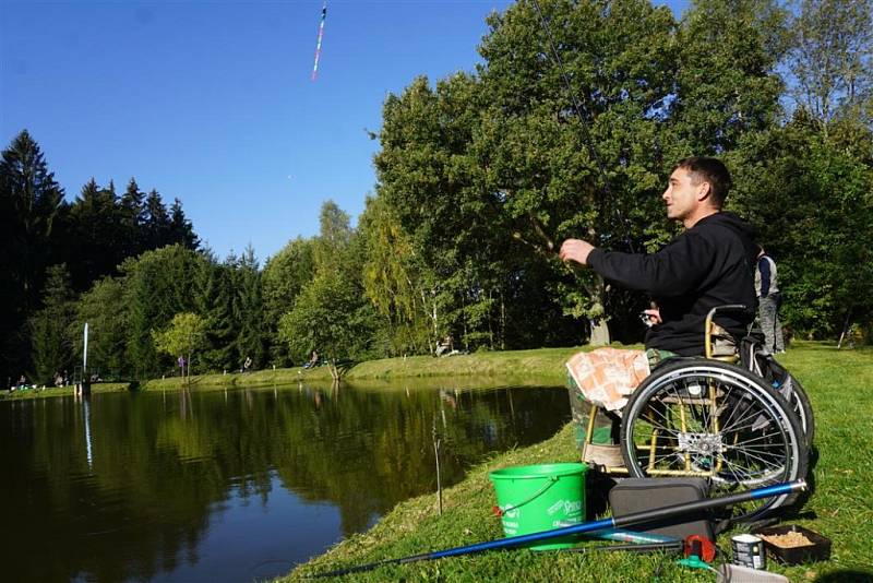 Malí rybáři předvedli, jak nejlépe a nejrychleji dokážou ulovit rybu.