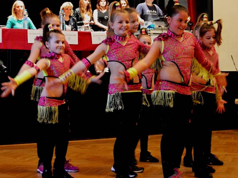 Osmého ročníku amatérské  taneční soutěže v moderních tancích nazvané Středočeský taneční pohár se zúčastnilo třicet tanečních týmů. 