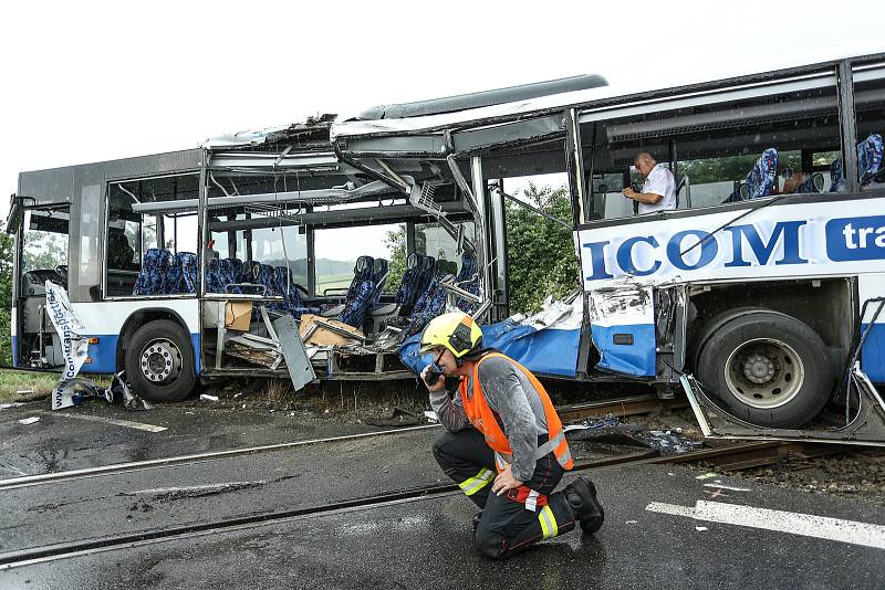 Ke srážce vlaku s autobusem došlo u Struhařova na Benešovsku v neděli 14. června.