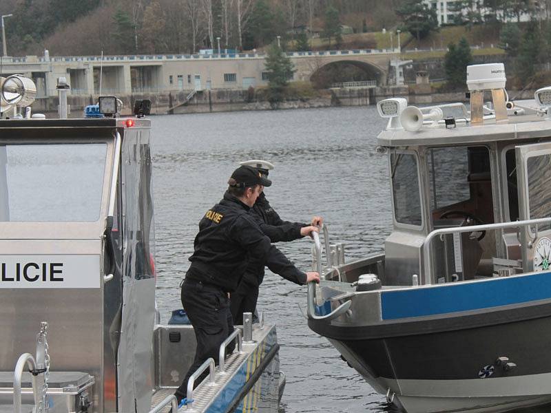 Policisté z Třebenického poříčního oddělení si na Slapech převzali nové čluny.