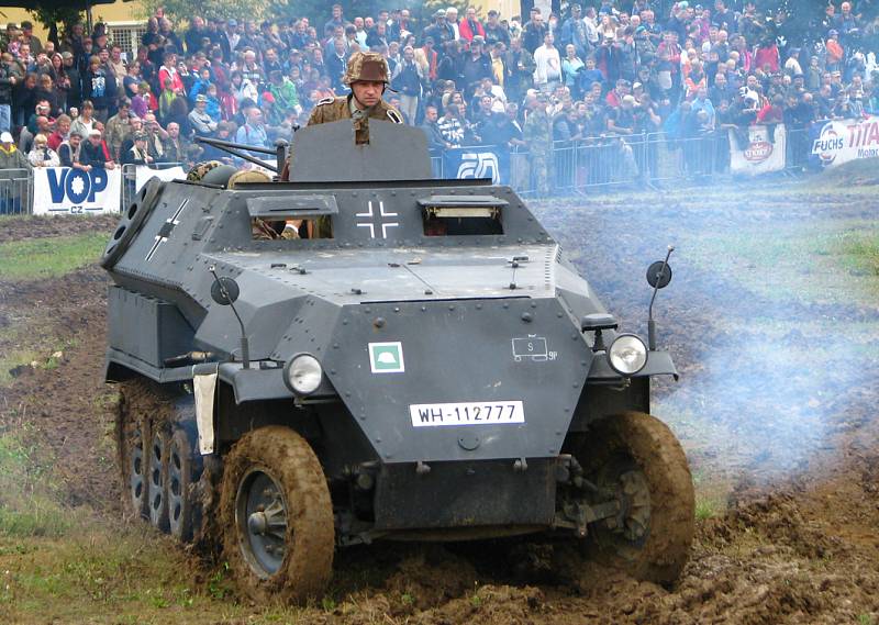 Desátý Tankový den ve vojenském technickém muzeu v Lešanech.