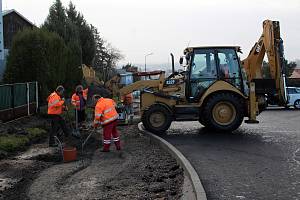 Z výstavby okružní křižovatky v ulici Červené Vršky v Benešově.