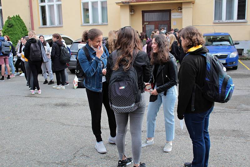 Z prvního vyučovacího dne studentů Střední zemědělské školy v Benešově po rozvolnění koronavirových opatření.