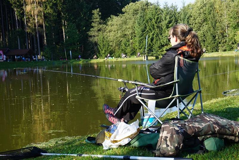 Malí rybáři předvedli, jak nejlépe a nejrychleji dokážou ulovit rybu.