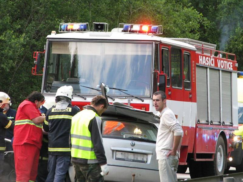 Čelní srážka Škody Octavia combi jedoucí od Tábora a vojenského Land Roveru jedoucího od Benešova se odehrála v zatáčce stoupání mezi sjezdem do města a odbočkou na Hostišov