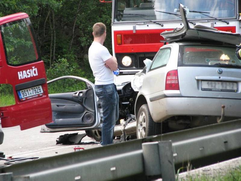 Čelní srážka Škody Octavia combi jedoucí od Tábora a vojenského Land Roveru jedoucího od Benešova se odehrála v zatáčce stoupání mezi sjezdem do města a odbočkou na Hostišov