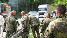 Čelní srážka Škody Octavia combi jedoucí od Tábora a vojenského Land Roveru jedoucího od Benešova se odehrála v zatáčce stoupání mezi sjezdem do města a odbočkou na Hostišov