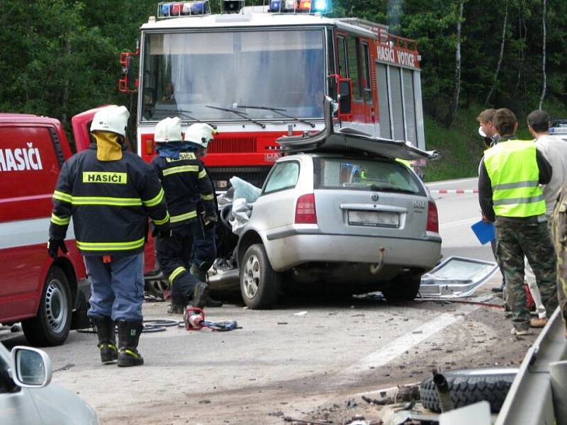 Čelní srážka Škody Octavia combi jedoucí od Tábora a vojenského Land Roveru jedoucího od Benešova se odehrála v zatáčce stoupání mezi sjezdem do města a odbočkou na Hostišov