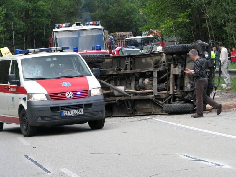 Čelní srážka Škody Octavia combi jedoucí od Tábora a vojenského Land Roveru jedoucího od Benešova se odehrála v zatáčce stoupání mezi sjezdem do města a odbočkou na Hostišov