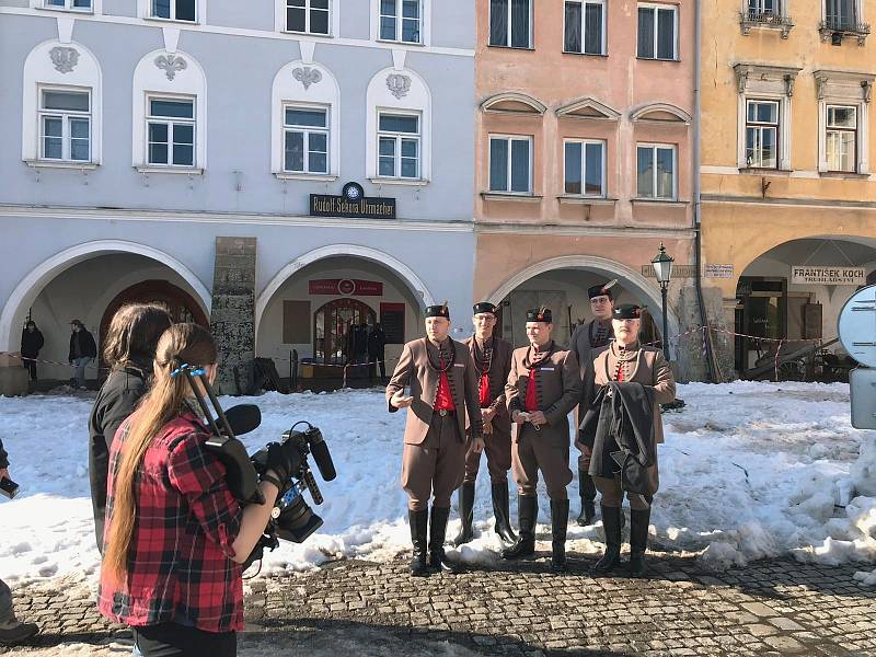 Natáčení filmu Poslední závod se zúčastnil i člen TJ Sokol Votice Jan Houdek, který spolu se Sokoly z dalších měst doplnil kolorit občanstva, k němuž sokolové na přelomu století patřili.