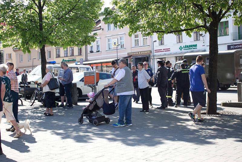 Hasičský den na Konopišti zahájili účastníci na Masarykově náměstí v Benešově.