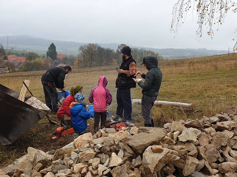 Okrouhličtí sázejí Alej živých, ve které bude mít každý obyvatel symbolicky vlastní strom.