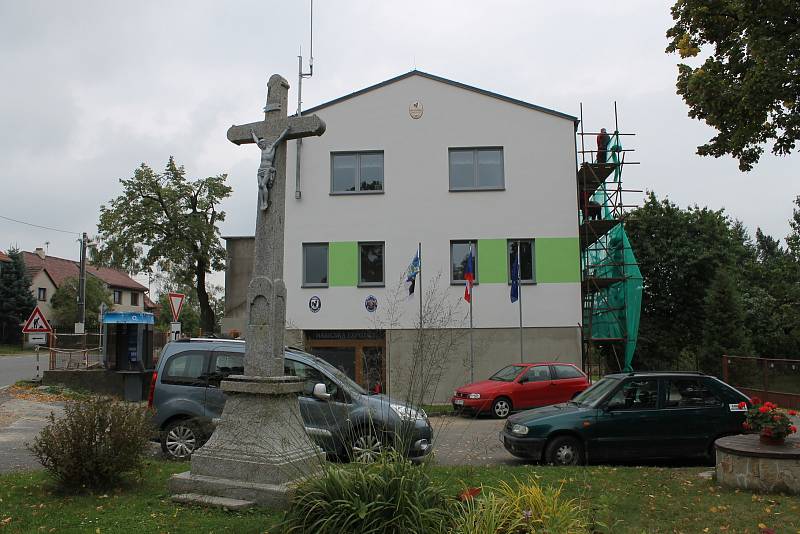 Celé léto dělníci pracovali, aby obecní dům v Ratměřicích vypadal jako nový.