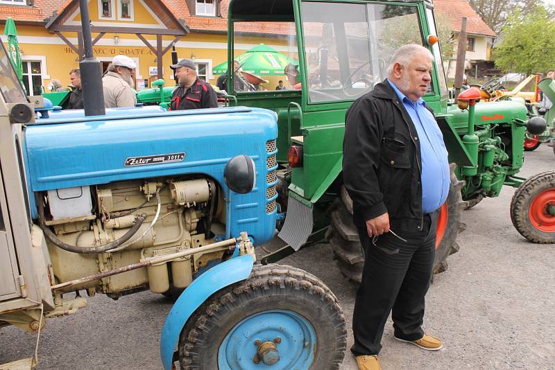 V Nehorubech u Neveklova se v sobotu 6. května konalo už 13. setkání traktorů Zetor.