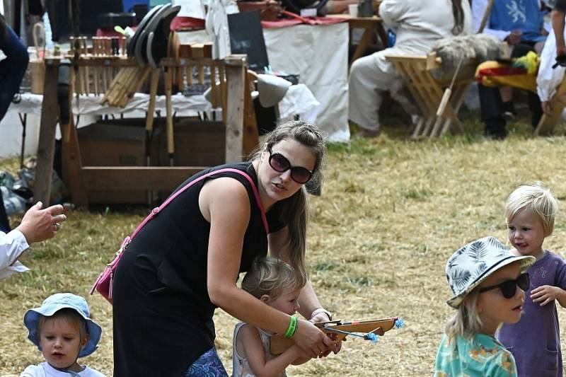 Jak těžký život byl ve středověku, se mohli přesvědčit návštěvníci 5. ročníku Historického festivalu, který se konal v sobotu 31. července na tvrzi Mrač na Benešovsku.