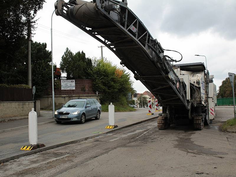 Oprava povrchu vozovky v Hodějovského ulici v Benešově.