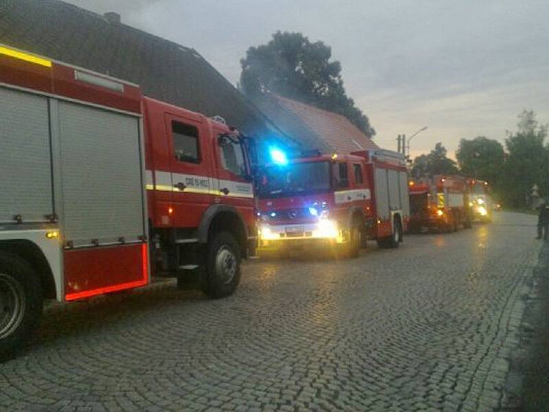 Požár střechy rodinného domu v Kostelci nad Černými Lesy.