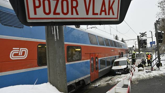 Srážka auta a vlaku u železniční zastávky Mnichovice.