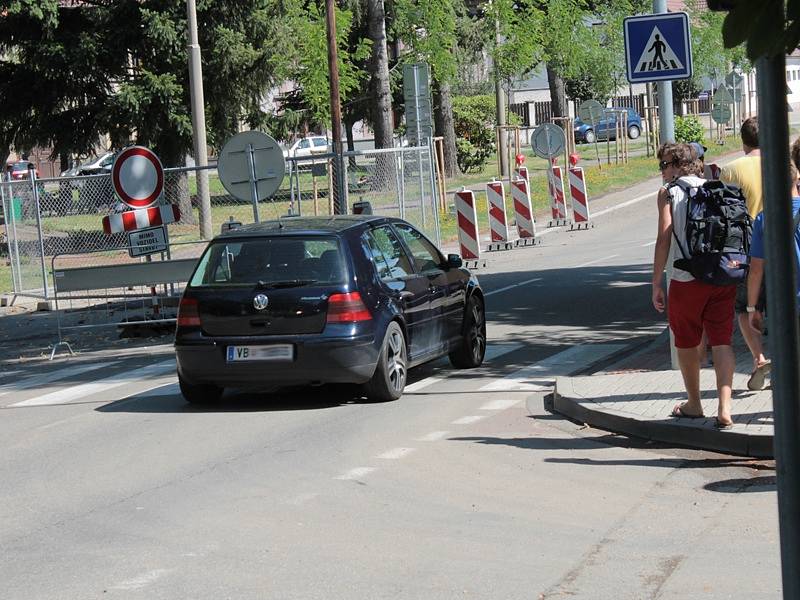 Řidiči si před usednutím za volant mohli bezplatně dýchnout do testeru na alkohol. Někteří byli z následné policejní kontroly tak zmatení, že  odjížděli z kasáren do protisměru. 